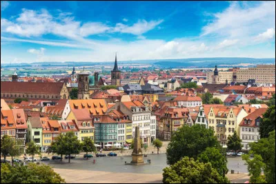 Quelle est cette ville de 210 000 habitants capitale de la Thuringe ?