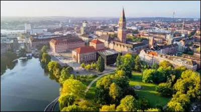 Quelle est cette ville de 240 000 habitants, située en bordure de la Baltique, capitale du Land de Schleswig-Holstein ?