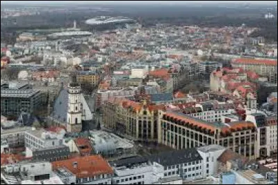 Quelle est cette ville de 610 000 habitants située en Saxe, connue pour ses foires commerciales et comme "ville de la musique" ?