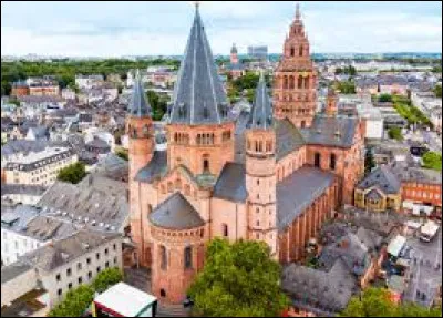Quelle est cette ville de 220 000 habitants située sur la rive gauche du Rhin, capitale du Land de Rhénanie-Palatinat ?