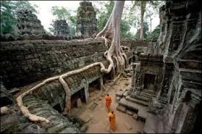 À quel pays font référence les mots suivants ? 
Angkor  Khmer  Pol Pot