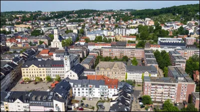 Quelle est cette ville de 90 000 habitants, située en Thuringe dans une région de collines ?
