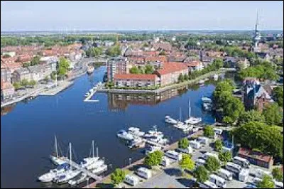 Quelle est cette ville portuaire de 50 000 habitants, située dans le Nord-Ouest de l'Allemagne, en Frise orientale à l'embouchure du fleuve Ems ?