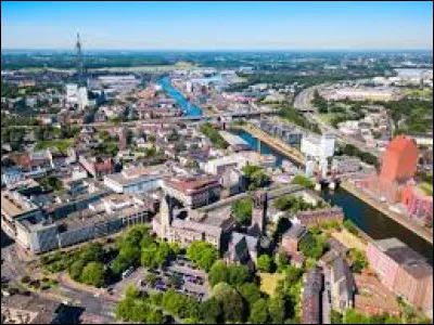 Quelle est cette ville de 500 000 habitants, située sur le Rhin, port fluvial et grand centre industriel ?
