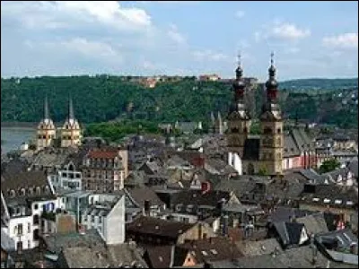 Quelle est cette ville de 100 000 habitants, située dans le nord du Land de Rhénanie-Palatinat, au "Deutsches Eck" confluent de la Moselle et du Rhin ?