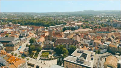Quelle est cette ville de 70 000 habitants, située dans une région boisée du nord de la Bavière, capitale de la Haute-Franconie ?