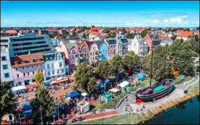 Quelle est cette ville de 45 000 habitants, située en Basse-Saxe sur la côte de mer du nord à l'embouchure de l'Elbe, qui a longtemps été l'avant-port de Hambourg ?