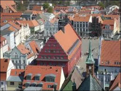 Quelle est cette ville de 60 000 habitants, située en Poméranie sur la côte de la Baltique entre les deux îles de Usedom et de Rügen ?