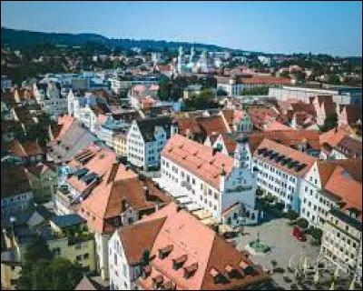 Quelle est cette ville de 65 000 habitants du sud de l'Allemagne, située en Allgäu, région de la Souabe partagée entre le sud-ouest de la Bavière et le Bade-Wurtemberg ?