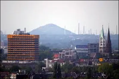 Quelle est cette ville de 260 000 habitants située dans le bassin de la Ruhr, près de Dortmund ?