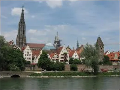 Quelle est cette ville de 130 000 habitants, située dans le Bade-Wurtemberg, sur la rive gauche du Danube ?