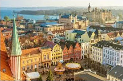 Quelle est cette ville de 100 000 habitants, située dans le nord de l'Allemagne, capitale du Land de Mecklembourg-Poméranie-Occidentale ?