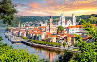 Quelle est cette ville de 50 000 habitants, située en Bavière près de la frontière autrichienne, au confluent du Danube et de lInn ?