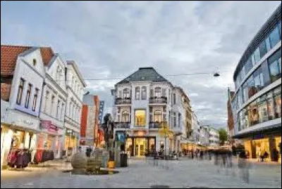 Quelle est cette ville de 170 000 habitants, située dans le nord-ouest du Land de Basse-Saxe, entre les cours de la Weser et de l'Ems ?