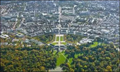 Quelle est cette ville de 300 000 habitants, située dans le fossé rhénan près de la frontière française ?