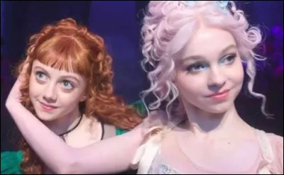 Voici Agnes et Enid. Dans quelle série Netflix dansent-elles ensemble comme sur la photo ?