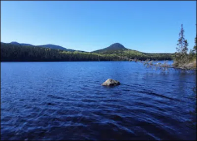 Le lac à la Cruche est un plan d'eau situé sur le territoire appelé lac-Pikauba, dans la municipalité de Charlevoix. Où sommes-nous ?
