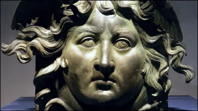Qui tue Méduse, la Gorgone au regard pétrifiant ?