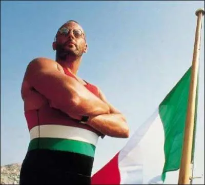 Dans le grand bleu, comment est prnomm le personnage qu'incarne Jean Reno ?