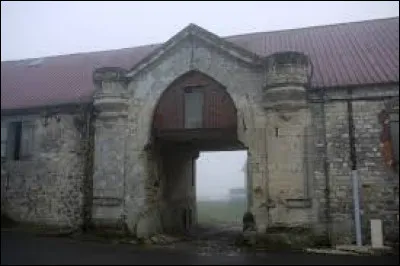 Je vous attends devant le porche d'une ferme, à Noroy-sur-Ourcq. Village Axonais, il se situe en région ...