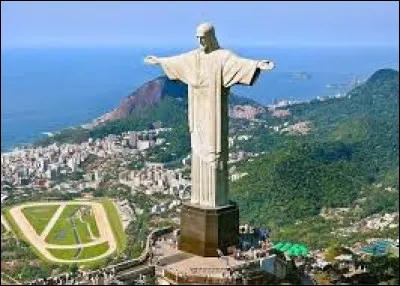 Dans quelle ville se situe la statue du Christ Rédempteur ?