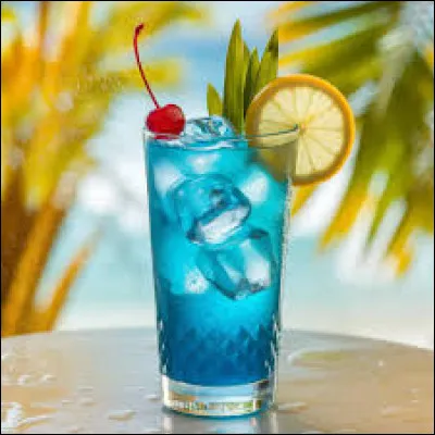 Quel alcool est utilis&eacute; dans le cocktail "Blue Lagoon" pour lui donner sa couleur bleue ?