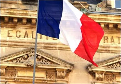 Principal symbole de notre pays, il flotte sur tous les bâtiments officiels. Quelle est la signification du drapeau tricolore français ?