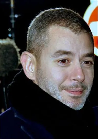 Qui est cette célébrité, un animateur de radio et de télévision franco-marocain ?