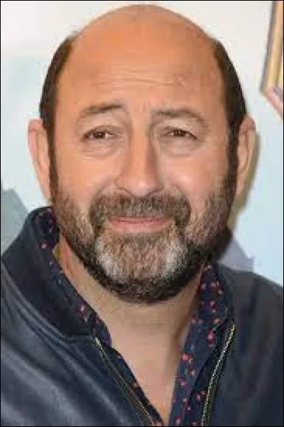 Qui est cette célébrité, un humoriste, acteur, réalisateur et scénariste franco-algérien ?