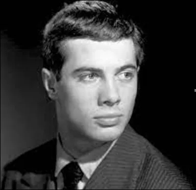 Qui est cette célébrité, un humoriste et acteur français ?