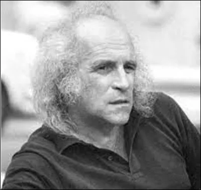 Qui est cette célébrité, un auteur-compositeur-interprète, pianiste et poète français ?