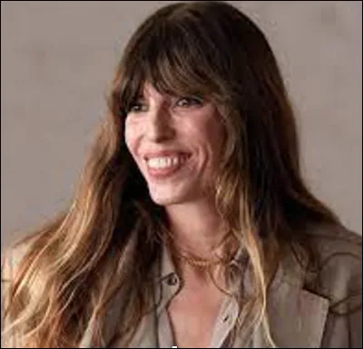 Qui est cette célébrité, une autrice-compositrice-interprète, mannequin et actrice franco-britannique ?