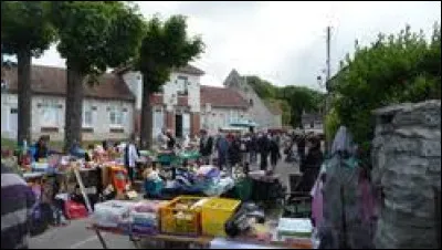 Nous partons en Île-de-France à la brocante de Guitrancourt. Village de l'arrondissement de Mantes-la-Jolie, dans la Grande Couronne, il se situe ...