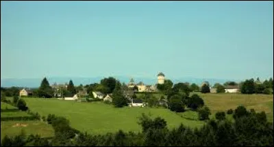 Voici une vue de La Chapelle-Saint-Géraud, avec les Monts du Cantal en arrière-plan. Village de l'arrondissement de Tulle, sur les bords de la Maronne, il se situe dans le département ...