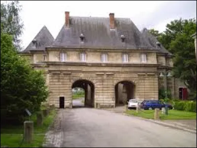 Nous faisons une halte en Lorraine, à Marsal, devant la porte de France (bâtiment qui abrite également le musée départemental du sel). Village fortifié par Vauban, dans l'aire d'attraction de Dieuze, dans le Saulnois, il se situe dans le département ...
