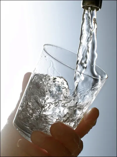 Tu renverses un verre d'eau sur ton devoir à remettre le lendemain. Comment réagis-tu ?