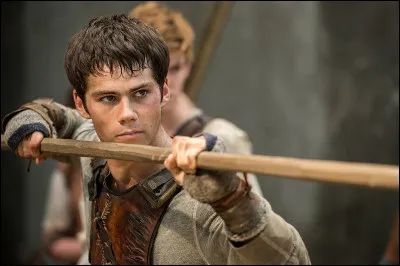 Un jeune homme se réveille dans une prison à ciel ouvert sans aucun souvenirs. Ce film avec Dylan O'Brien s'intitule...