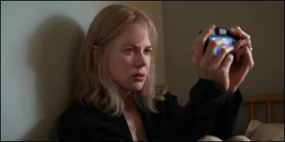 Nicole Kidman interprète une femme amnésique qui se rappelle ses journées à travers des vidéos mais qui se méfie de plus en plus de son entourage. Vous devez retrouver le titre de ce thriller.