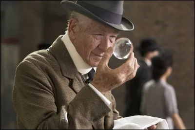 Ian McKellen joue un détective légendaire qui perd la mémoire dans...