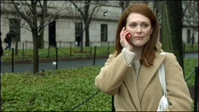Julianne Moore a gagné l'Oscar de la meilleure actrice pour son interprétation d'une professeure atteinte d'un Alzheimer précoce. Dans quel film joue-t-elle un tel personnage ?
