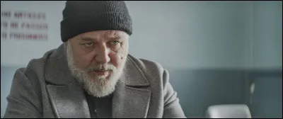 Dans quel film pouvons-nous voir Russell Crowe en inspecteur retraité, alcoolique et atteint d'Alzheimer ?