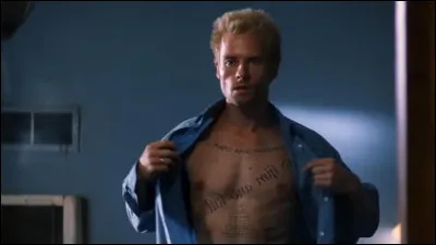 En 2000 est sorti un film de Christopher Nolan où le personnage de Guy Pearce se tatoue afin de ne pas oublier où en sont ses recherches sur la mort de sa femme. Comment s'intitule ce film ?