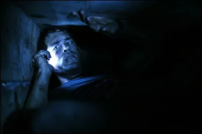 Dans quel long-métrage voyons-nous un homme allongé dans un cercueil pendant tout le film ?