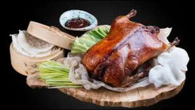 Dans la cuisine chinoise, comment appelle-t-on le canard enduit d'une sauce aigre-douce ?