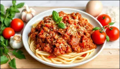 Quelle sauce à base de tomates et de viande accompagne souvent les pâtes ?