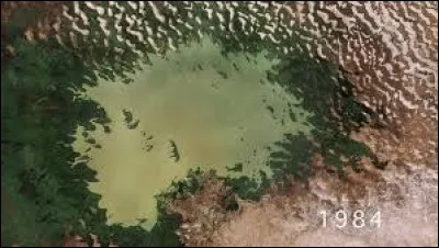 Quel pays borde le lac par l'est ?