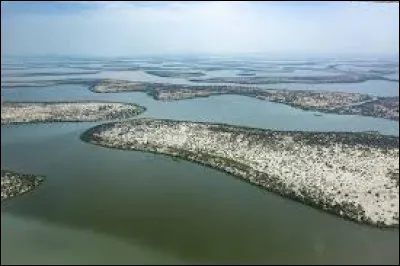 Quel fleuve alimente majoritairement ce lac ?