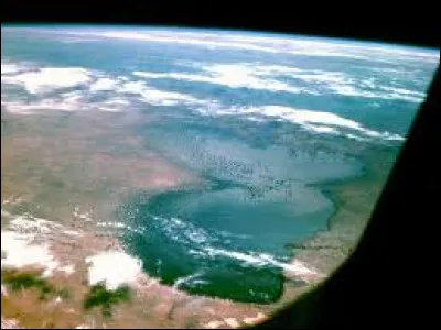 Par combien la superficie de ce lac a-t-elle été divisée depuis les années 1960 ?