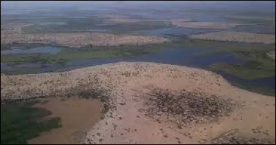 Lors de quels mois la pluie tombe-t-elle majoritairement sur ce lac ?