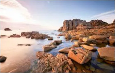 Dans quel département breton se trouve la Côte de granite rose ?